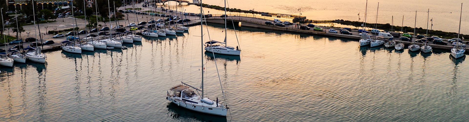 Seguro de Embarcaciones de Recreo - Embarcadero con barcos y veleros atracados junto al mar Seguro de Embarcaciones de Recreo - Embarcadero con barcos y veleros atracados junto al mar