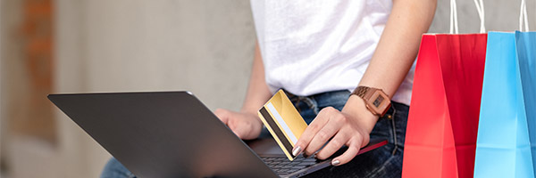 Servicio Compra Personalizada para Particulares - Una chica, de compras, tiene en la mano una tarjeta de crédito Servicio Compra Personalizada para Particulares - Una chica, de compras, tiene en la mano una tarjeta de crédito