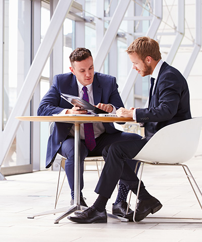 Chicos realizando operaciones de divisas online en una tablet
