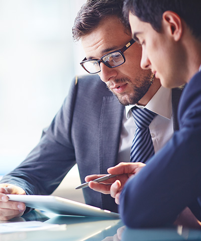 Fondos de inversión Banca Patrimonial - Hombre de negocio vestido con corbata mostrando el resultados de las inversiones a cliente