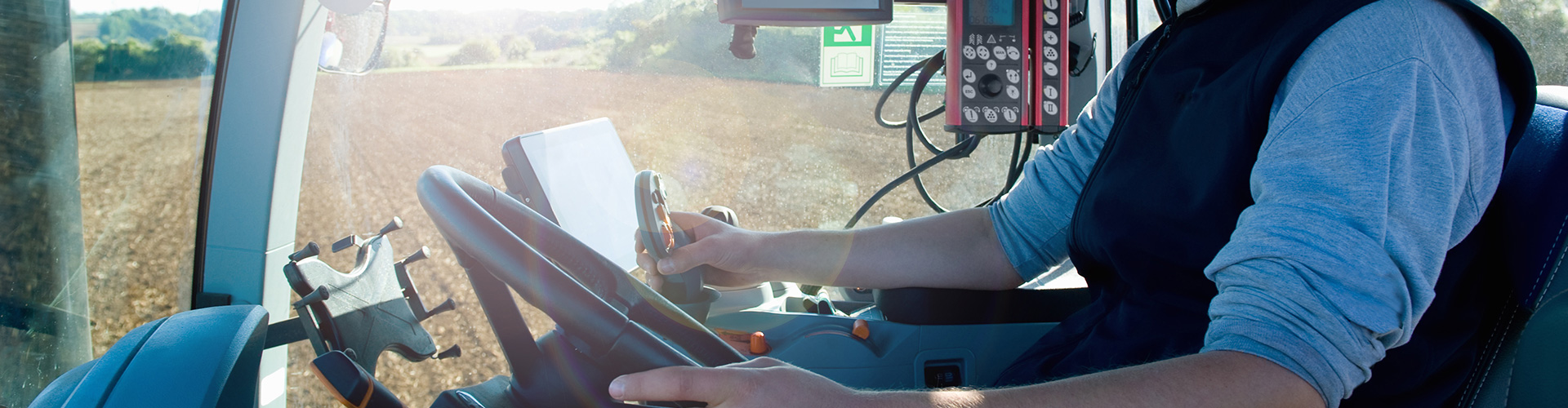 Financiamiento para  maquinaria agrícola - Trabajador manejando maquinaria agrícola en el campo