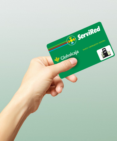 Beneficios de la tarjeta para gasóleo bonificado -Mano sujetando la tarjeta de crédito para gasóleo bonificado de Globalcaja 