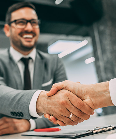 Empresario vestido de traje, cerrando financiamiento para su empresa a través de ejecutivo de Globalcaja.