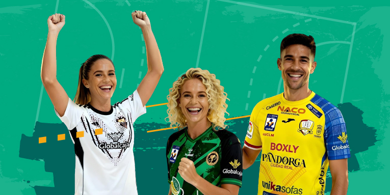 chicos con camisetas oficiales por hacerse clientes de Globalcaja