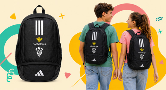 jóvenes con la mochila de Globalcaja y Albacete bp