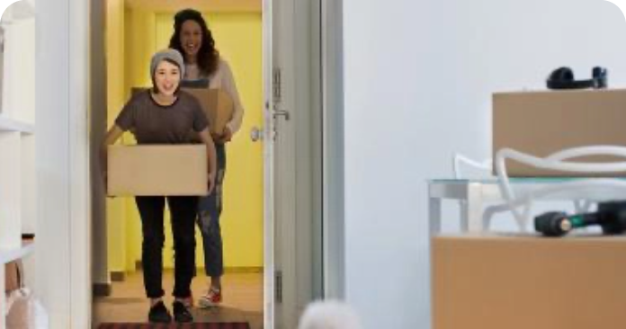 amigas transportan cajas de la mudanza a su nuevo hogar gracias a las hipotecas variables de Globalcaja