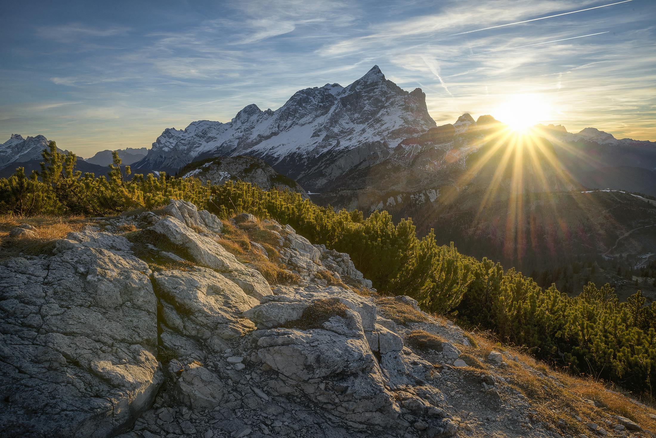 amanecer entre montañas