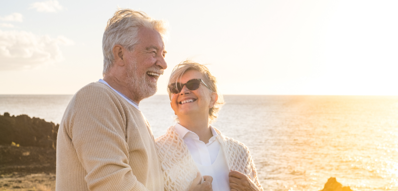 pareja de pensionistas en la playa disfruta un viaje del club senior de globalcaja
