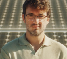 empleado globalcaja con paneles solares No es lo mismo