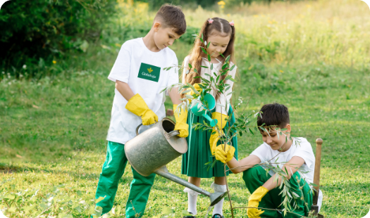 ninos cuidando del cesped compromiso medioambiental Globalcaja