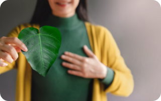 mujer con una hoja verde compromiso globalcaja