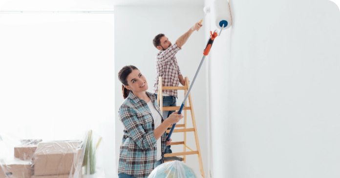 pareja pinta su casa gracias al préstamo personal amigo reformas de Globalcaja
