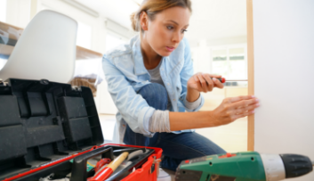 Chica realizando un servicio de bricolaje que cubre el seguro de hogar de Globalcaja