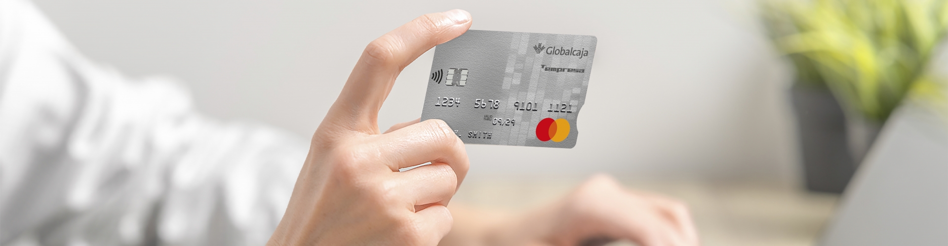 mano sujetando la Tarjeta de crédito Mastercard T-Empresa