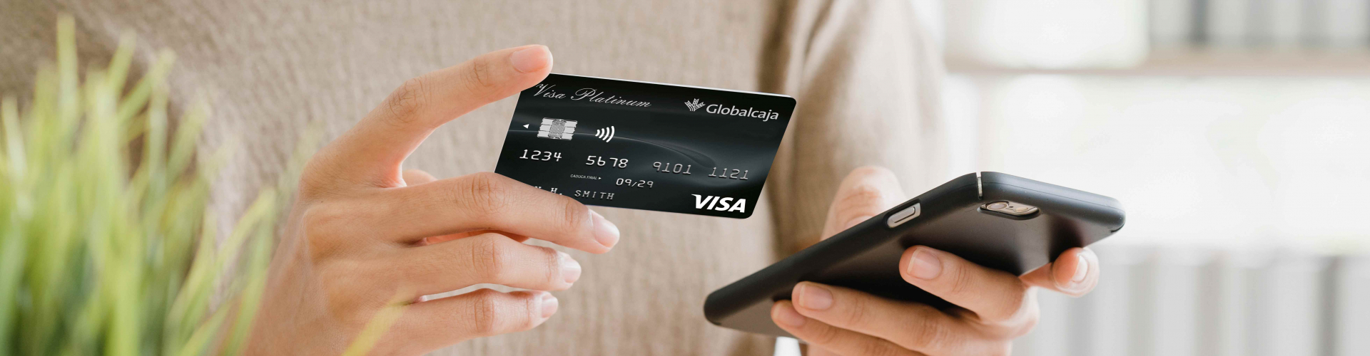 Mano sujetando Tarjeta crédito Platinum de Globalcaja