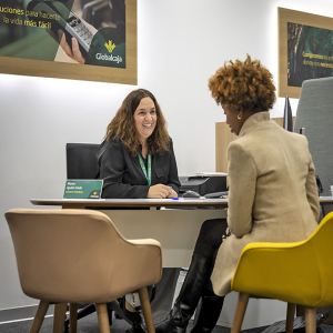 oficina-globalcaja-gestor-con-cliente