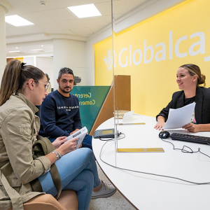 oficina-globalcaja-atendiendo-a-clientes
