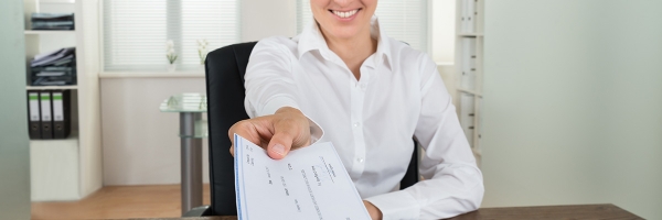 Persona entregando un cheque - Servicio de ingreso de cheque online