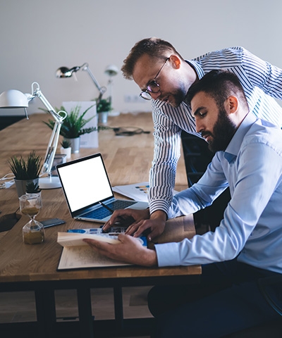 Empresario con ejecutivos en mesa de trabajo analizando los avales del proyecto