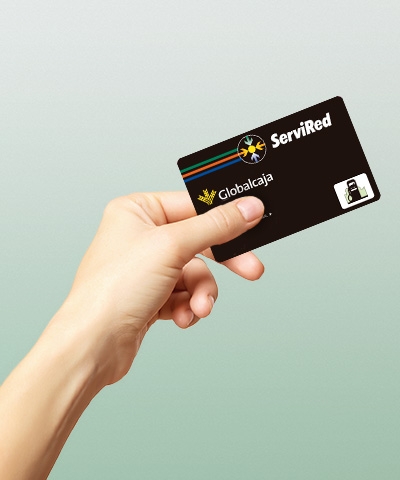 Beneficios de la tarjeta de débito especializada  para gasóleo bonificado -Mano sujetando la tarjeta de débito  gasóleo bonificado de Globalcaja
