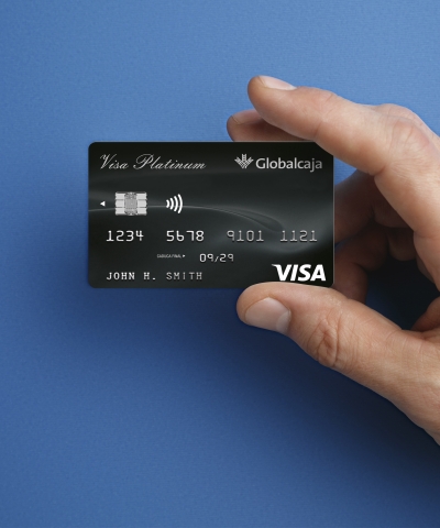 Mano mostrando la Tarjeta de Crédito Visa Platinum de Globalcaja por sus Ventajas como Tarjeta de Crédito